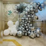 تم نقره ای سفید - تم تولد نقره ای - بادکنک آرایی - بادکنک آرایی تولد - بادکنک آرایی ساده - بادکنک آرایی سفید نقره ای - تم تولد